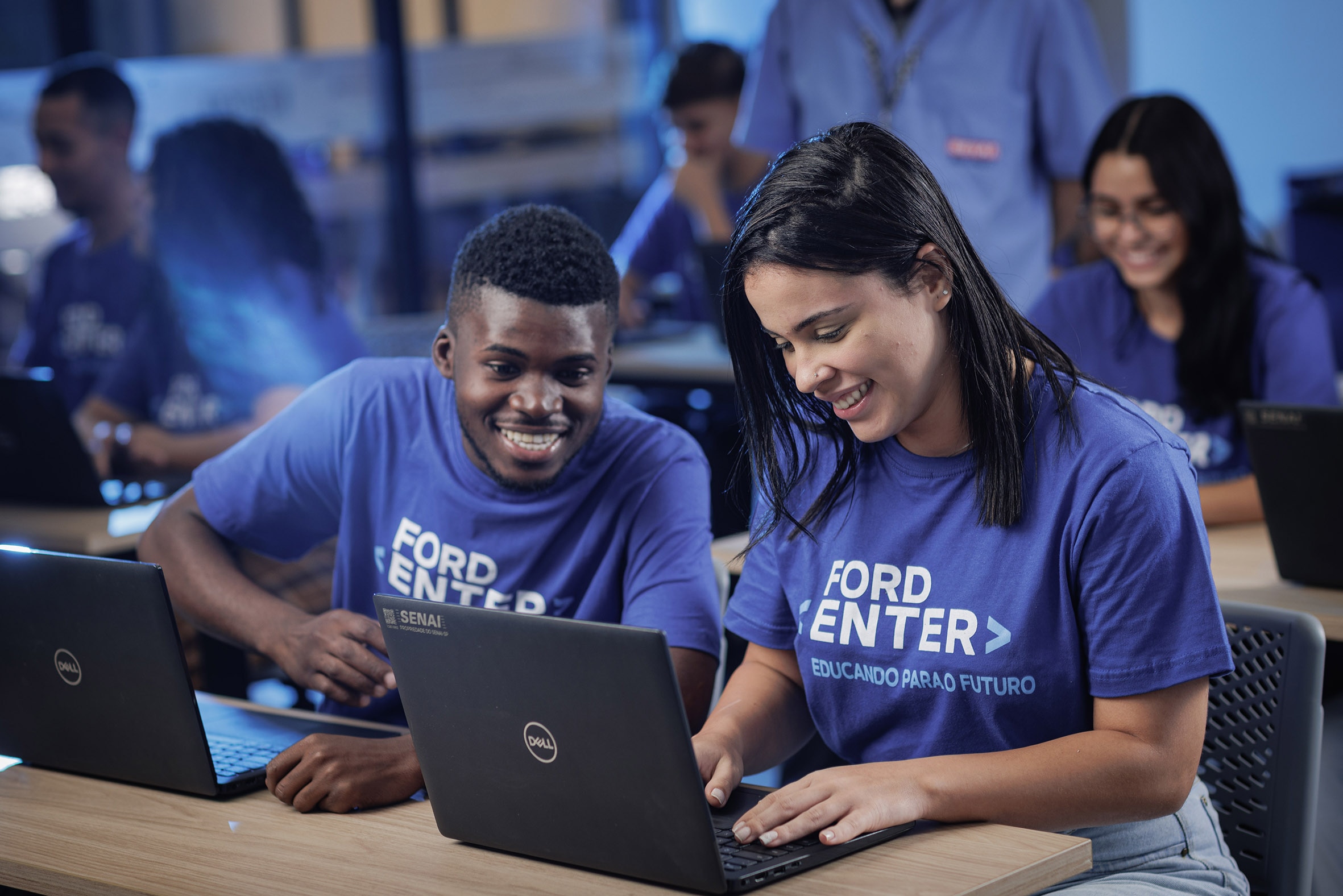 Alunos durante aula dos cursos gratuitos de programação do Ford <Enter>